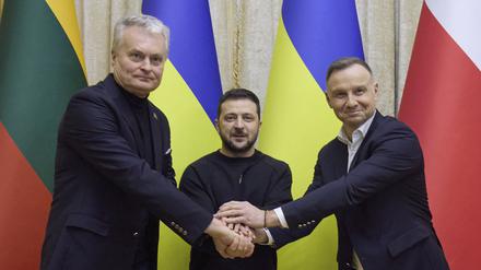 Wolodymyr Selenskyj (M), Präsident der Ukraine, Andrzej Duda, Präsident von Polen (r) und Gitanas Nauseda, Präsident von Litauen, während ihres Treffens für ein Foto auf und geben sich die Hände. 
