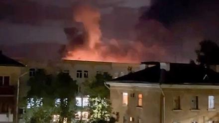 Der Screenshot soll den Brand in Pskow zeigen, der durch ukrainische Drohnen ausgelöst wurde.