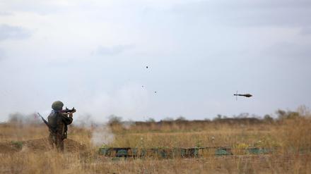 Ein russischer Rekrut schießt auf einem Schießplatz während einer militärischen Trainingseinheit. 