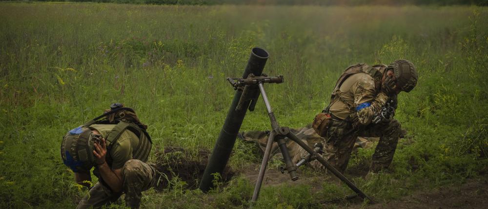 Ukrainische Soldaten feuern auf russische Stellungen an der Frontlinie (Symbolbild).