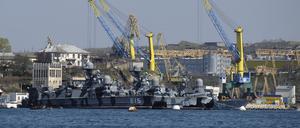 Schiffe der russischen Schwarzmeerflotte liegen am 31. März 2014 in einer der Buchten von Sewastopol.