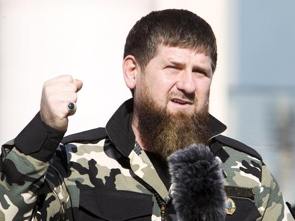 Ramsan Kadyrow, Machthaber der russischen Provinz Tschetschenien, spricht vor etwa 10.000 Soldaten in der tschetschenischen Regionalhauptstadt (Archivbild vom 29.03.2022).