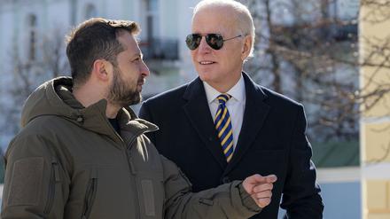 Joe Biden (re.), Präsident der USA, und Wolodymyr Selenskyj, Präsident der Ukraine, in Kiew am 20. Februar 2023. 