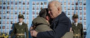 US-Präsident Joe Biden und Wolodymyr Selenskyj, Staatsoberhaupt der Ukraine, an der Gedenkmauer für die gefallenen Soldaten. 