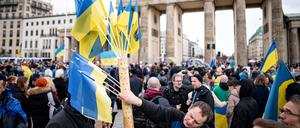 Tausende folgten am Mittag dem Aufruf des Vereins Vitsche zur Solidaritätsdemonstration für die Ukraine am Brandenburger Tor in Berlin.