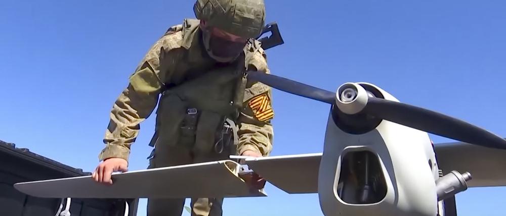 Das vom Pressedienst des russischen Verteidigungsministeriums veröffentlichte Foto zeigt einen russischen Soldaten, der eine Orlan-10-Aufklärungsdrohne für den Start an einem ungenannten Ort vorbereitet. 