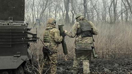 Russische Soldaten bereiten einen Angriff auf ukrainische Stellungen vor.