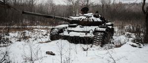 Ein verlassener russischer Panzer in der Ostukraine