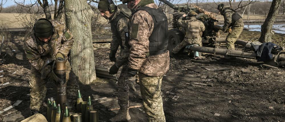 Ukrainische Soldaten bereiten 105mm Howitzer zum Abschuss auf russische Stellungen in Bachmut vor.