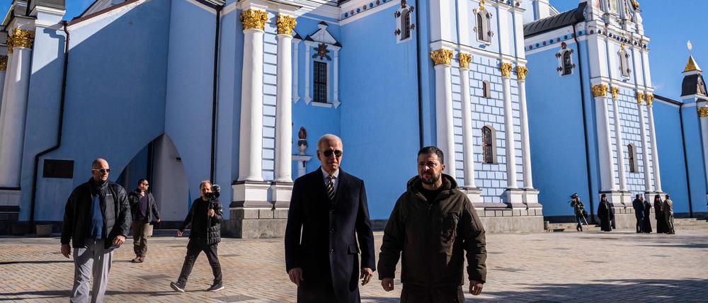 US-Präsident Joe Biden und sein ukrainischer Kollege Wolodymyr Selenskyj auf dem Platz vor der St.-Michael-Kathedrale in Kiew. 