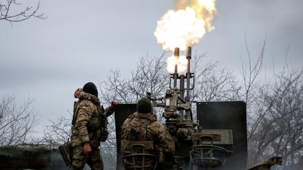 Ukrainische Soldaten zielen auf russische Flugzeuge bei Bachmut in der Ostukraine.
