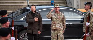 General Christopher Cavoli, Befehlshaber des U.S. European Command, trifft sich mit Wolodymyr Selenskyj (l), Präsident der Ukraine in der Clay-Kaserne.