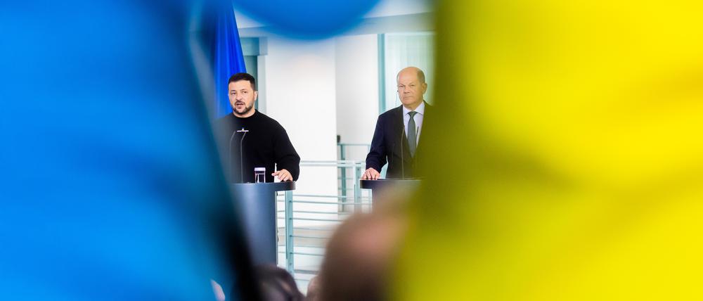 Wolodymyr Selenskyj, Präsident der Ukraine, und Bundeskanzler Olaf Scholz (r, SPD) äußern sich bei einer Pressekonferenz nach ihrem Gespräch im Bundeskanzleramt. 