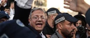  Itamar Ben-Gvir (M), religiös-extremistischer Minister für Nationale Sicherheit von Israel, nimmt an der Flaggenparade anlässlich des Jerusalem-Tags teil, an dem israelische Nationalisten jedes Jahr die Eroberung Ost-Jerusalems nach dem Sechstagekrieg von 1967 feiern. 