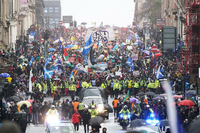 Demonstranten nehmen an einem von der „COP26 Coalition“ organisierten Protestmarsch in Glasgow teil und fordern globale Klimagerechtigkeit. Foto: Jane Barlow/PA Wire/dpa