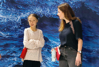 Luisa Neubauer (r), deutsche Klimaschutzaktivistin, und Greta Thunberg, schwedische Klimaschutzaktivistin, bei der UN-Klimakonferenz in Madrid. Foto: Clara Margais/dpa