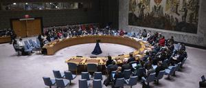 Eine Gesamtansicht zeigt die Sitzung des Sicherheitsrates im Hauptquartier der Vereinten Nationen.  