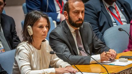 Die deutsche Außenministerin Annalena Baerbock sitzt im UN-Sicherheitsrat neben ihrem Kollegen aus Armenien, Ararat Mirsojan.