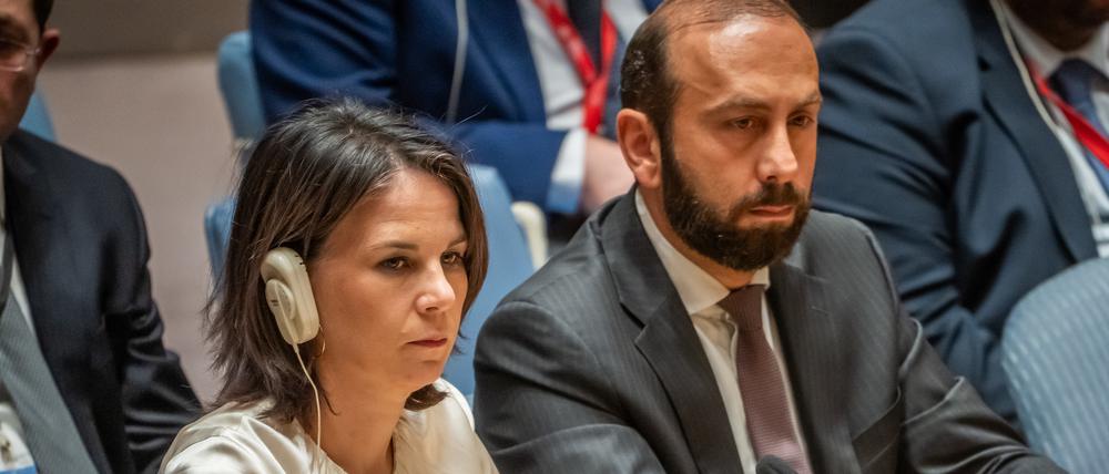 Die deutsche Außenministerin Annalena Baerbock sitzt im UN-Sicherheitsrat neben ihrem Kollegen aus Armenien, Ararat Mirsojan.