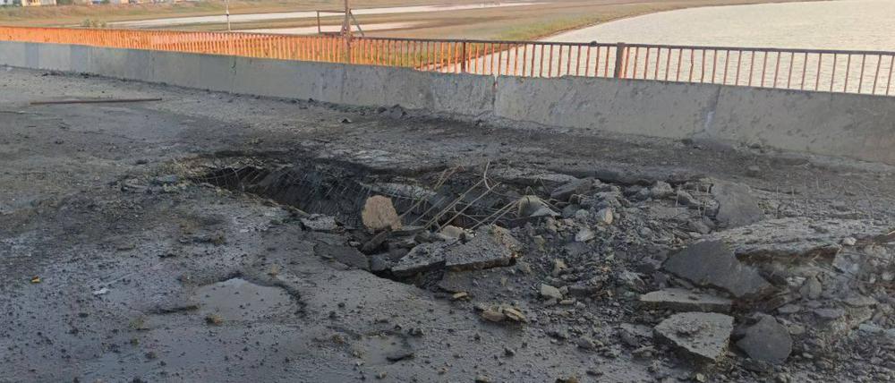 Die Brücke in Tschonhar, die die Krim und das Festland verbindet, wurde offenbar von ukrainischen Raketen beschädigt.