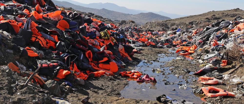 Entsorgte Rettungswesten liegen am 01.02.2017 auf der Insel Lesbos (Griechenland) auf einer Müllhalde.  (Symbolbild)