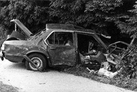 Ein Attentat der RAF: Das Wrack des gepanzerten BMW, in dem der Siemens-Manager Karl Heinz Beckurts und sein Fahrer ums Leben kamen, liegt im Straßengraben. Foto: dpa