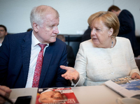 Für sich: Horst Seehofer (links) und Angela Merkel mit Volker Kauder. Foto: Kay Nietfeld/dpa