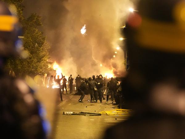 Polizeikräfte stehen Jugendlichen während Ausschreitungen in Nanterre, außerhalb von Paris, gegenüber.
