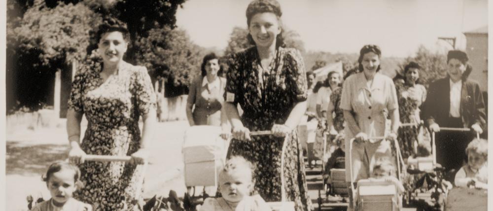 Mut zum Neuanfang. Viele, in der Regel junge Leute lebten als Displaced Persons (DPs), verliebten sich und heirateten in den Camps. Das Bild zeigt Mütter mit ihren Babys im DP-Lager Landsberg um 1948.