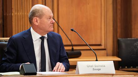 Um ihn geht es vor allem: Bundeskanzler Olaf Scholz (SPD), im Bild vor dem Hamburger Cum-ex-Ausschuss.