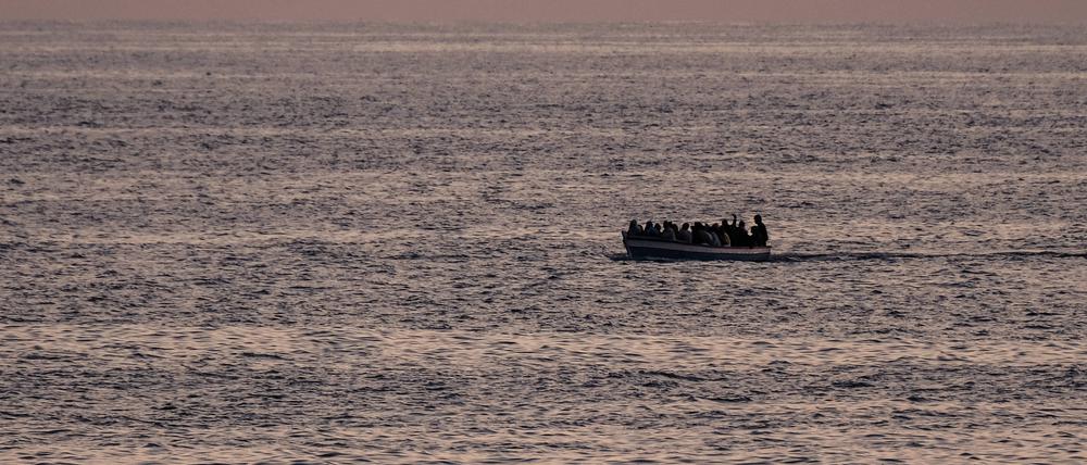Ein Flüchtlingsboot auf dem Meer (Symbolbild). 
