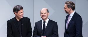 Klimarettung via Riesenfonds: Robert Habeck, Olaf Scholz und Christian Lindner nach der Unterzeichnung des Koalitionsvertrags im Dezember 2021.