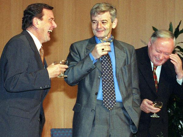 Ein legendäres Bild: Gerhard Schröder, Joschka Fischer und Oskar Lafontaine feiern die Unterzeichnung des rot-grünen Koalitionsvertrages 1998.