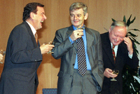 Hatte kein Studium, dafür aber ausgeprägten Machtwillen: Joschka Fischer bei der Unterzeichnung des rot-grünen Koalitionsvertrages 1998. Foto: Martin Athenstädt/picture alliance / dpa