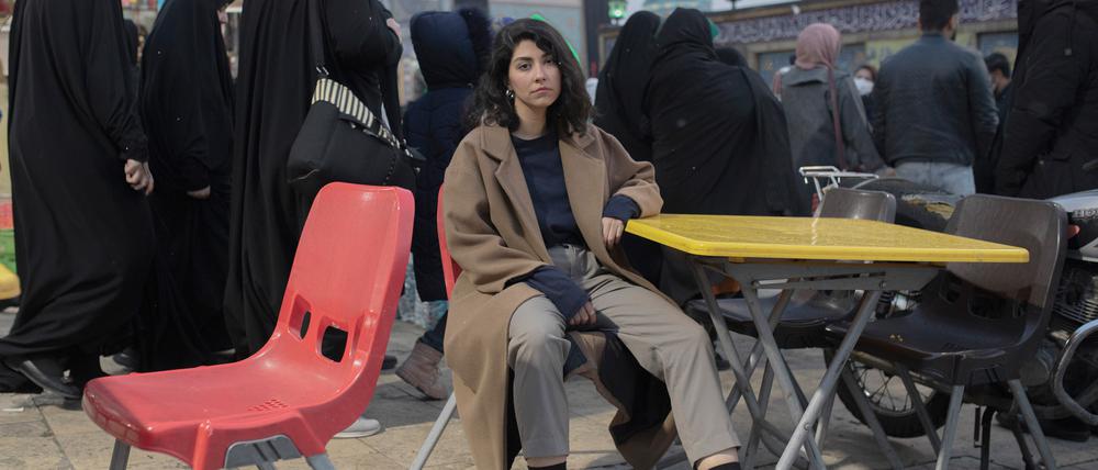 Widerständig. Eine junge Iranerin widersetzt sich am 27. Dezember 2022 in Teheran der gesetzlichen Hijab-Vorschrift. Aus Solidarität mit der „Frauen, Leben, Freiheit“-Protestbewegung. 
