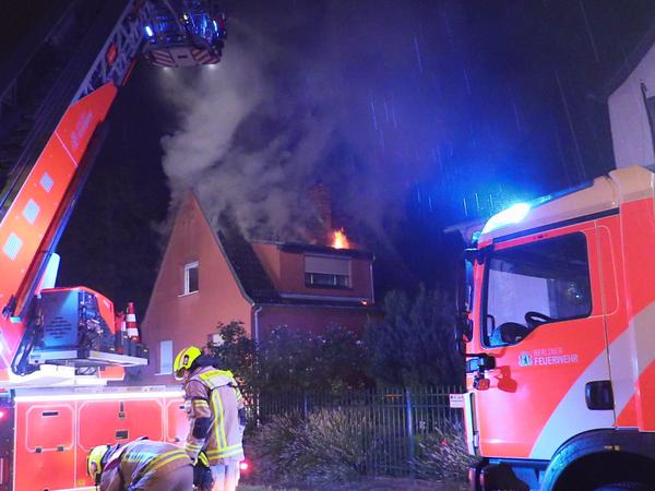 Die Feuerwehr bekämpft einen Dachstuhlbrand in Kaulsdorf. Durch einen Blitzeinschlag kam es im Stadtteil Kaulsdorf zu dem Brand in einem Einfamilienhaus. Verletzt wurde niemand.