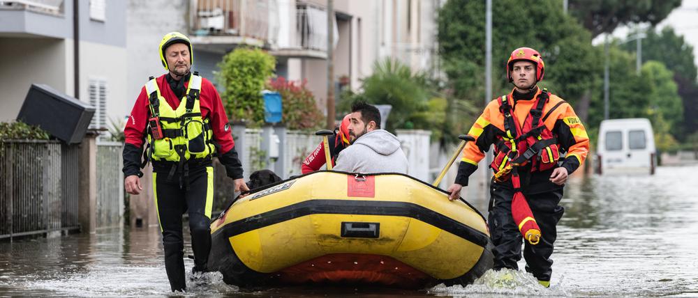 In Lugo in der Romagna bringen Helfer Menschen und Tiere mit Schlauchbooten auf den überfluteten Straßen in Sicherheit. 