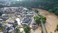 Nach Starkregen hat das Hochwasser der Ahr den Eifel-Ort Schuld verwüstet. Mehrere Häuser sind eingestürzt. Foto: Christoph Reichwein/TNN/dpa