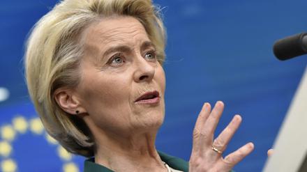 Die Präsidentin der Europäischen Kommission Ursula von der Leyen spricht während einer Pressekonferenz auf einem EU-Gipfel.