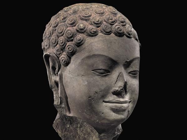 Buddha-Kopf des 9. Jahrhunderts – auch er geht zurück  nach Kambodscha. 