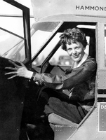 US-Flugpionierin Amelia Earhart in einem Cockpit Foto: picture alliance / Keystone/Zuma