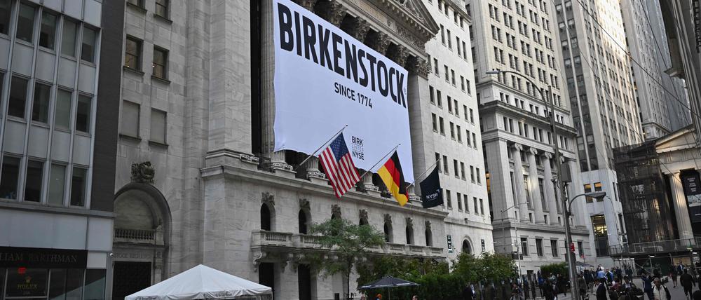 Birkenstock-Banner am Gebäude der New Yorker Börse in der Wall Street.