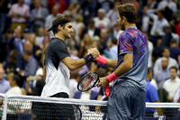 Was hab' ich nur getan?! Novak Djokovic fasst sich an den Kopf, nachdem er eine Linienrichterin mit einem Ball getroffen hat. Foto: Seth Wenig/AP/dpa