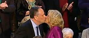 Ein Screenshot vom 7. Februar 2023 zeigt den Moment, in dem die First Lady der USA, Jill Biden, vor der Rede zur Lage der Nation den Mann von Kamala Harris (Second Gentleman) Douglas Emhoff küsst.