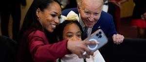 US-Präsident Joe Biden macht Selfies mit Besuchern des Brookland Baptist Banquet Center in Columbia, South Carolina.