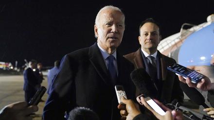 Joe Biden spricht mit Medienvertretern, bevor er an Bord der Air Force One am Ireland West Airport in Charlestown geht.