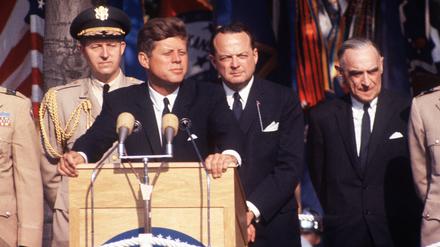  Gänsehautmoment der Geschichte. Der damalige US-Präsident  John F. Kennedy bei seiner historischen Rede am 26. Juni 1963 vor dem Rathaus Schöneberg.