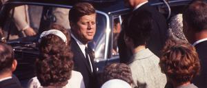 US-Präsident John F. Kennedy (1917-1963), USA (Demokratische Partei), Präsident der USA (1961-1963), bei seinem Berlin-Besuch, Kontakt mit der Berliner Bevölkerung, Bad in der Menge, im Hintergrund seine Limousine, 26.06.1963.