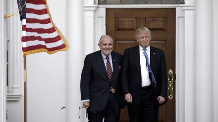 Rudy Giuliani (links) und US-Präsident Donald Trump (rechts) in New Jersey 2016. 