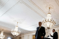 US-Präsident Joe Biden und ein gut aufgelegter Kanzler Olaf Scholz im Weißen Haus. Beide betonen die enge Partnerschaft. Foto: Brendan Smialowski/AFP